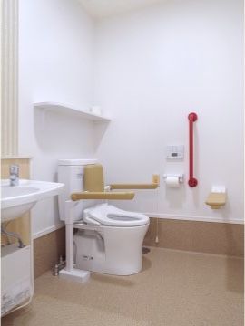 トイレは温水洗浄便座器や洗面台が完備されている。車椅子をご利用の方も移動しやすいスペースが確保されており、快適で安全に用をたすことができる。