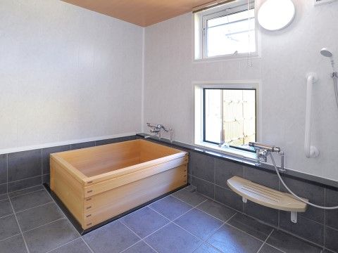 自然光が差し込み、木の香り漂う浴室である。入居者様には、お一人でのんびり木の香に癒されながら入浴をお楽しみいただける。