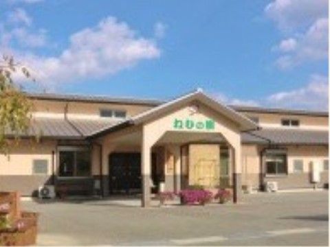 玄関には大きな屋根が付いている。雨や雪の降る日でも身体を濡らすことなく、車からすぐに館内へ移動ができる。