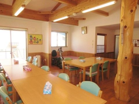 木の柱に木の天井、木製のテーブルでそろえられた食堂