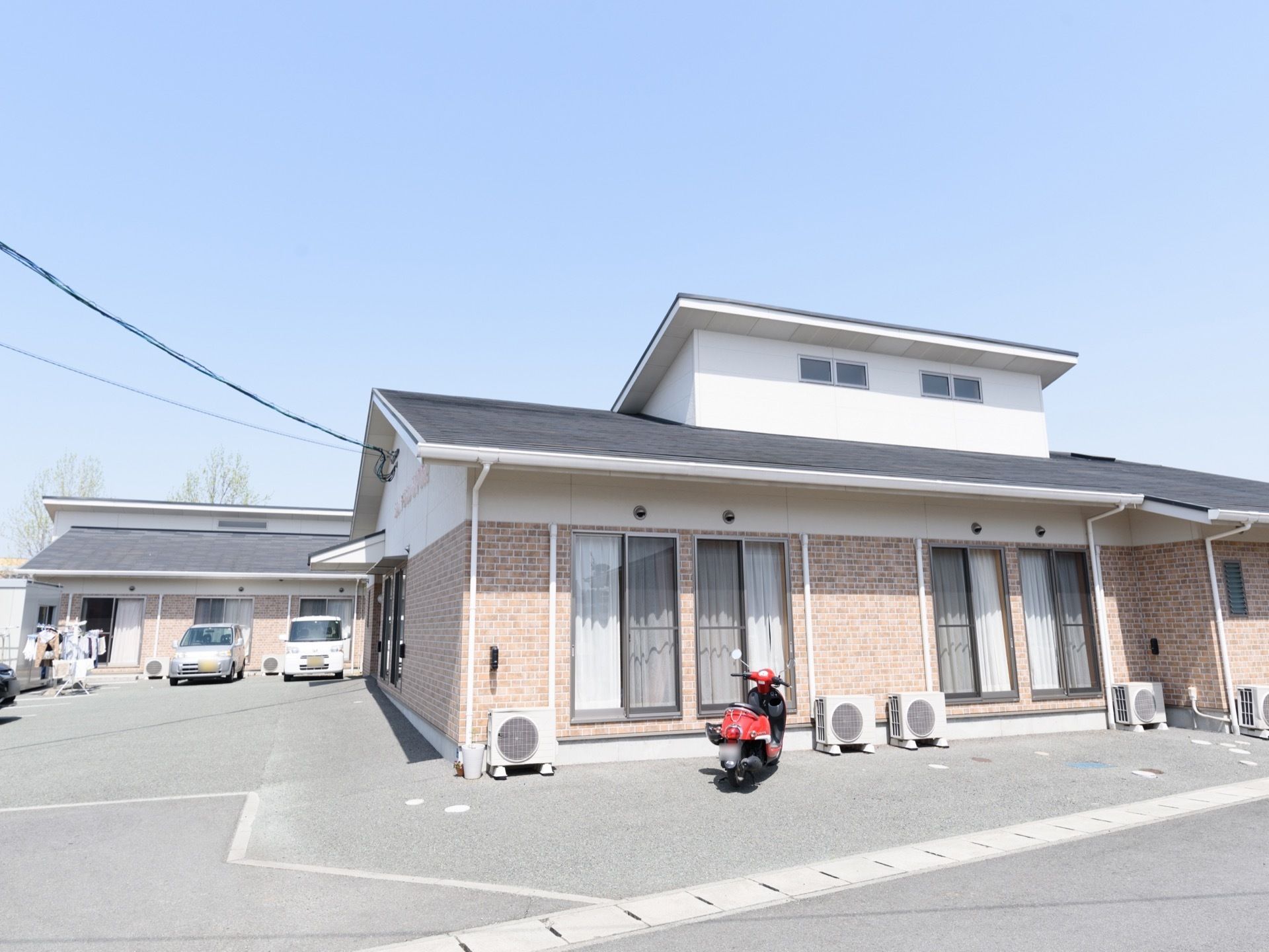 １階建ての建物で、各部屋に掃き出し窓が付いている。窓の高さまではレンガ張りで、上部は白色の外壁である。