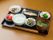 食事は主食、汁物、主菜と副菜３品、デザートで構成されている。栄養面を考えられた献立で、彩り豊かに盛りつけてある。
