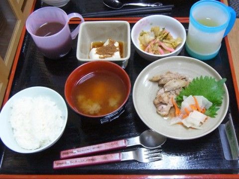 アートプラザ田能300の食事。お膳に色とりどりのおかずが並ぶ。