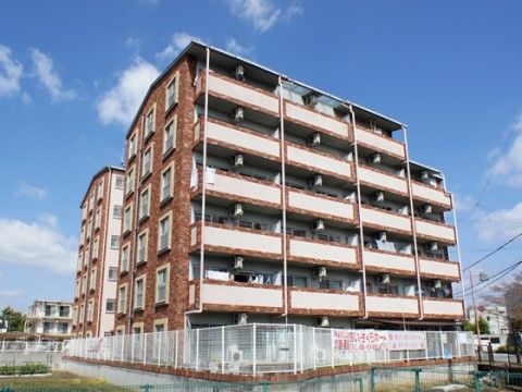 アートプラザ田能300の外観。地上６階建ての施設。マンションのように大きめです。