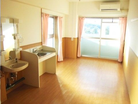 アートプラザ田能の300居室。窓を２つ設置しているので日当たり良好な居室。