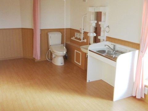 アートプラザ田能300のトイレ。トイレは居室の洋室内に設置しているが、カーテンで区切ることも可能。