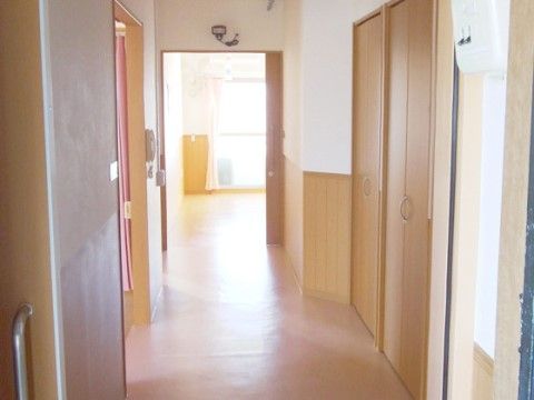 アートプラザ田能300の廊下。広々とした廊下は車椅子でも通り抜けが楽々。