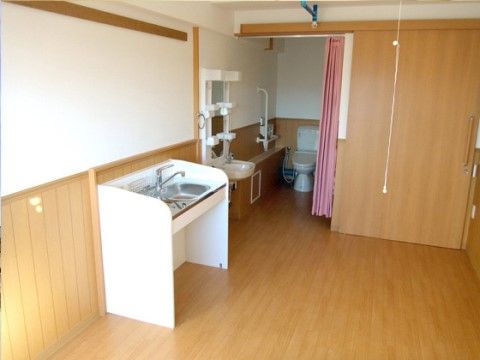 アートプラザ田能300の居室内設備。トイレ、ミニキッチン、洗面台を完備。