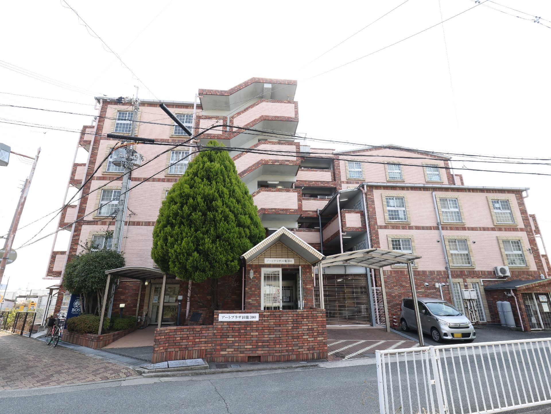 近隣に駐車場が設置されている介護施設の外観