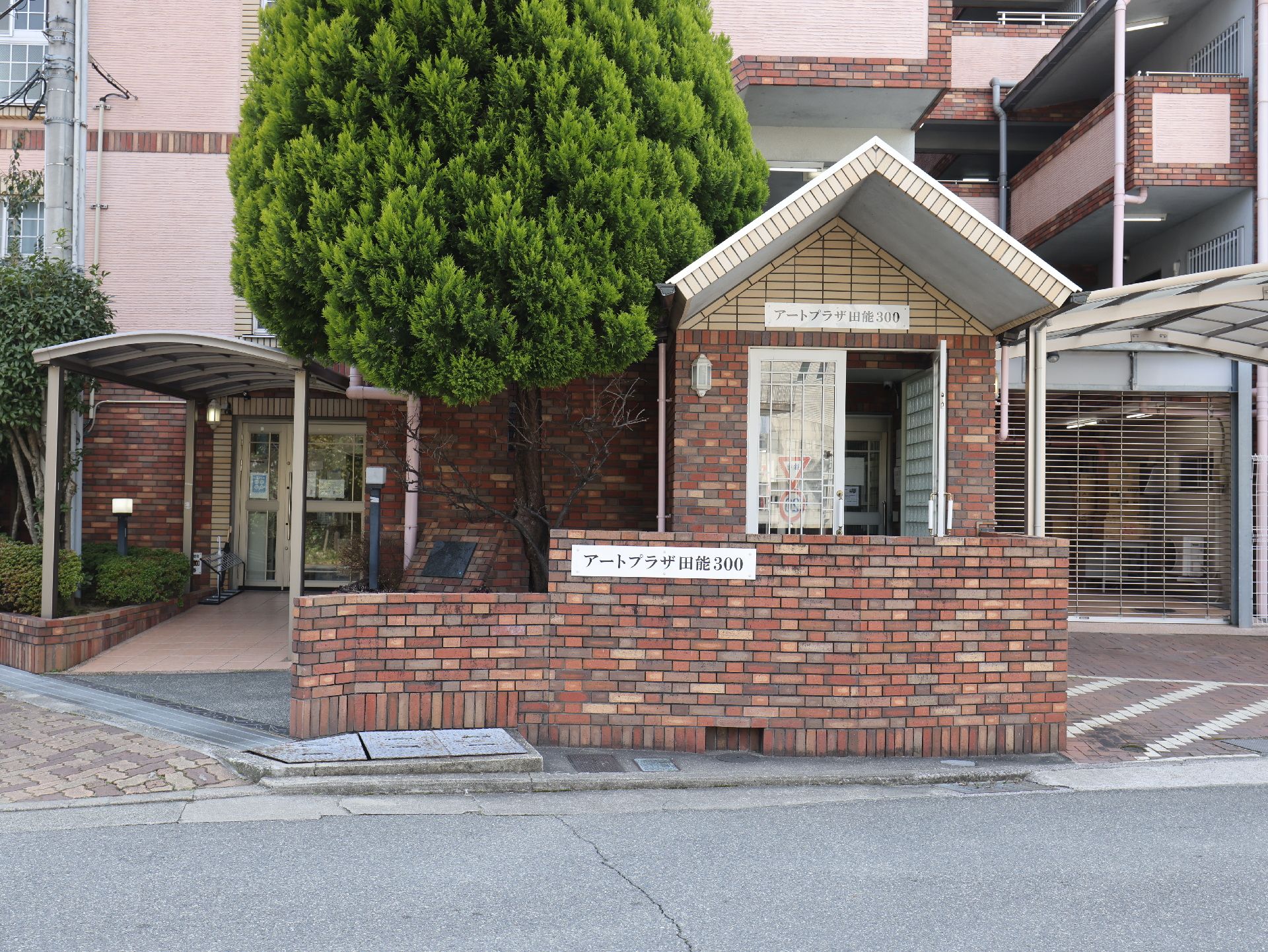 広い駐車場が隣接している、おしゃれな屋根のある介護施設
