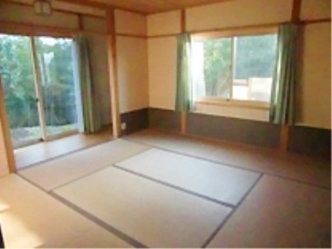 縁側と繋がった、家具の置かれていない六畳ほどの和室