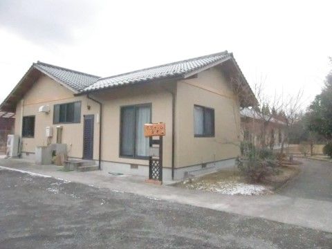 ガーデニングができる庭付きの住宅型老人ホームの外観