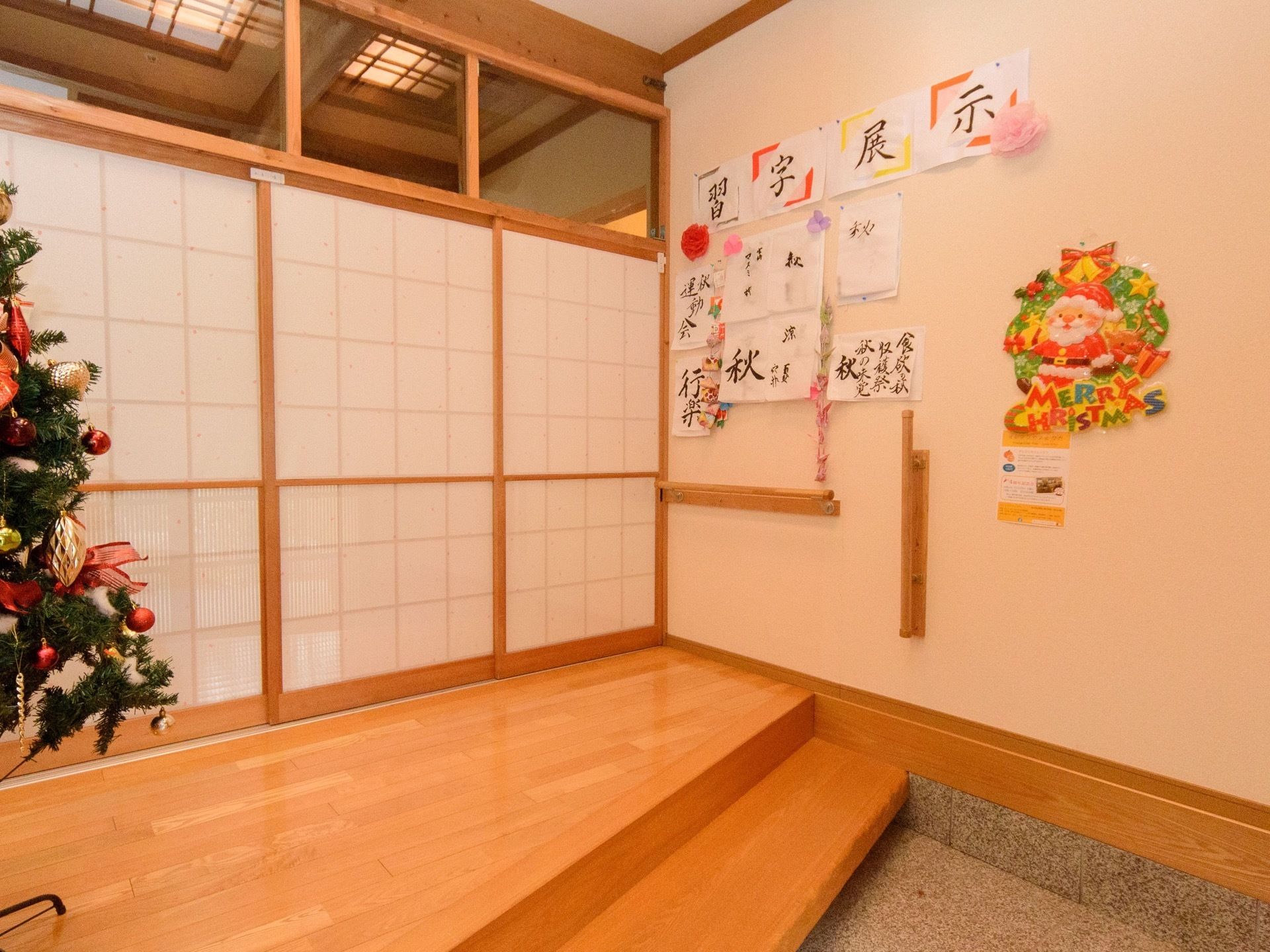 ギャラリーのように、入居者様が制作した作品が展示されている。また、季節を感じる飾りもあり、目を楽しませる。