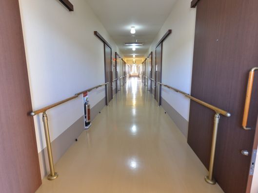 施設内の廊下