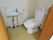 広めのトイレは各部屋に設置されていて、手すりもあり腰かける時の負担を軽減できる。何かあったら呼び出しボタンもあり安心。