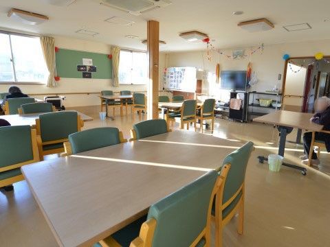 「サンフレンズしずか」お食事。開放感ある食堂では、入居者様同士、仲良く会話を楽しみながらお食事を召し上がっています。