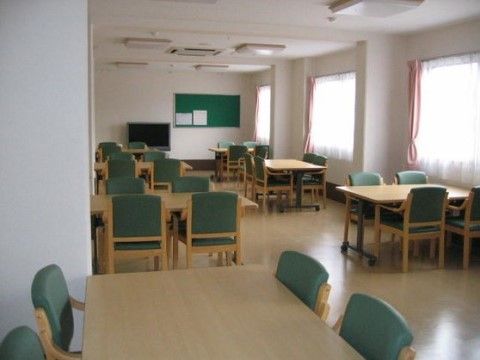 椅子やテーブルのある共有スペース