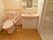 全ての部屋にトイレが設備されている。空間は広く手すりも完備されていて腰かける際に安心。隣には大きな鏡の洗面台も有り。