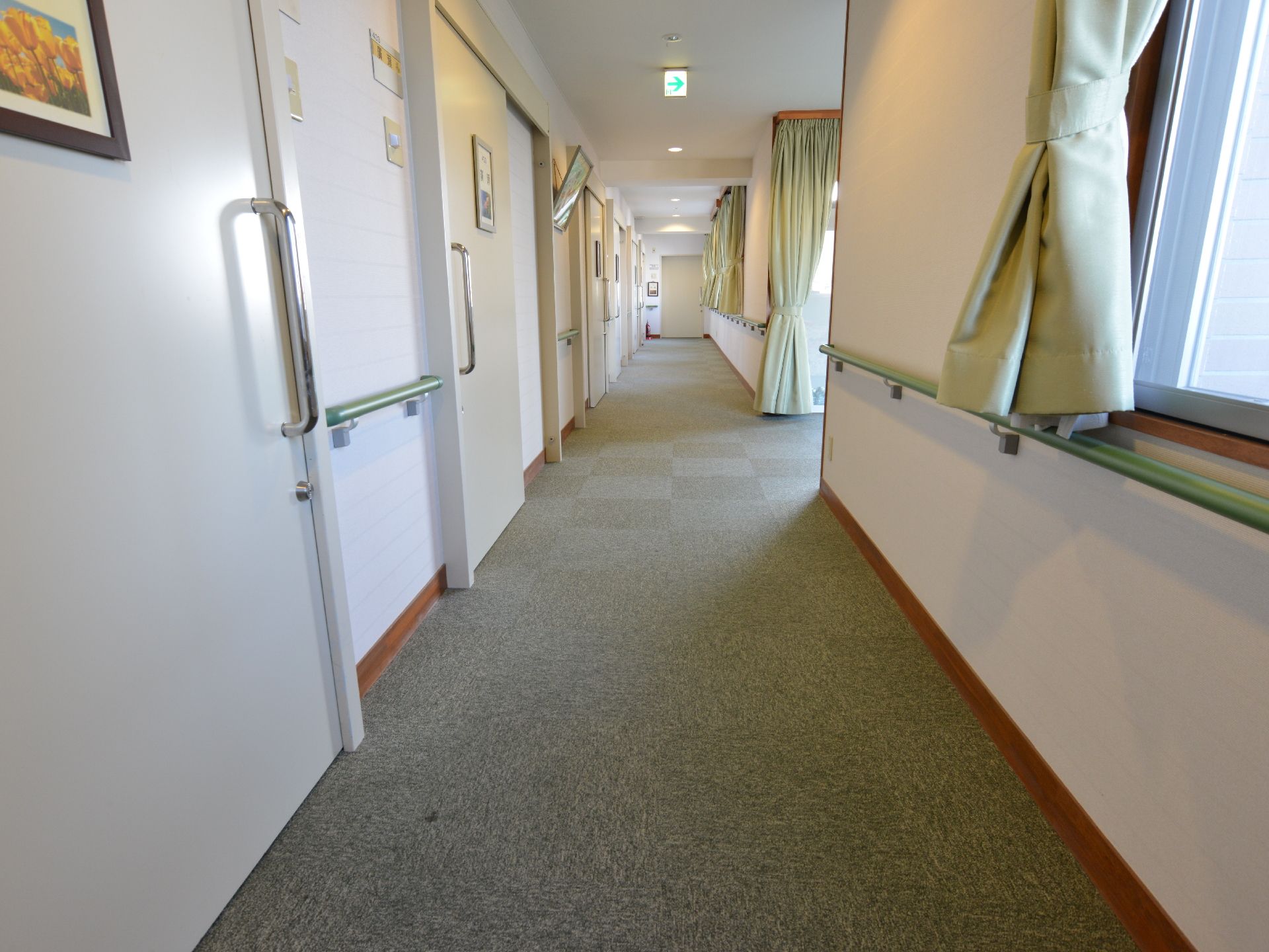 床にはカーペットが敷いてあり、至るところに手すりがあるので万が一転倒した際のケガの確立を軽減できる。