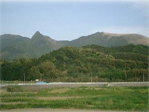 グループホームの目の前に広がる、自然豊かな山々の景色