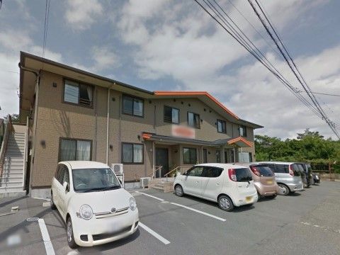 ２階建ての建物の前に広がる、残り１台だけ停められる駐車場