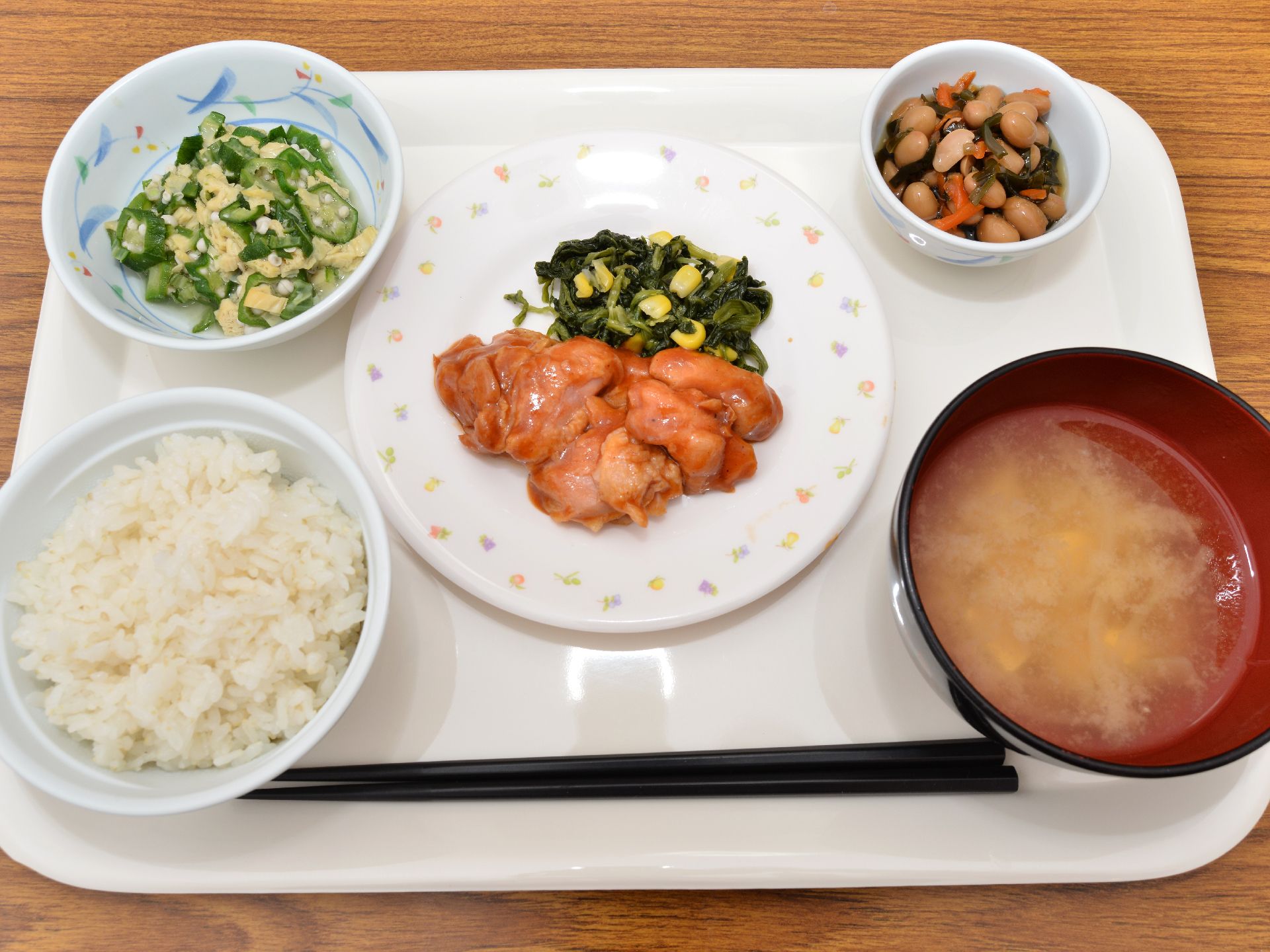 利用者の皆さんの、馴染みのある味、内容でバランスよく考え手作りの食事を安心して楽しんでいただけます。