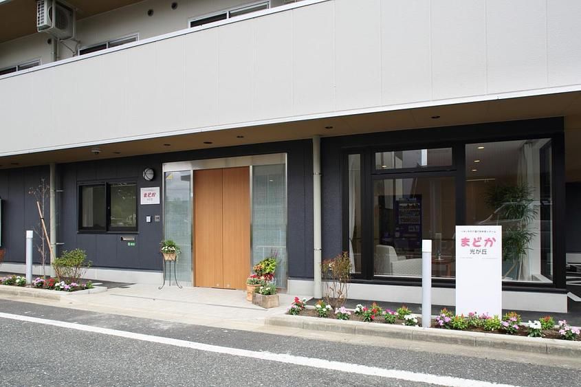 本がたくさんあり、ソファーに座って読書を楽しんでいただけるコーナーである。観葉植物があり、窓からは優しい日差しが差し込んでいる。