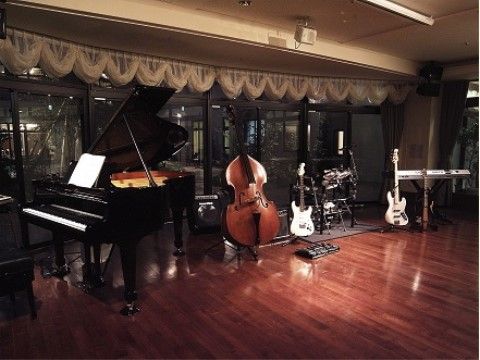 「グループホーム フラワーガーデン」の内観。ジャズコンサートなど。