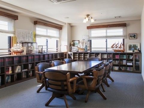 「グループホーム フラワーガーデン」の内観。図書コーナー。