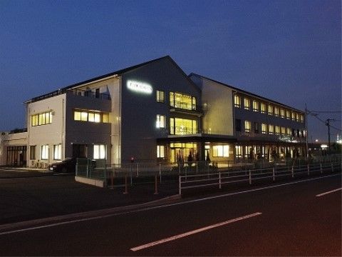 「グループホーム フラワーガーデン」の外観。夜にも美しい。