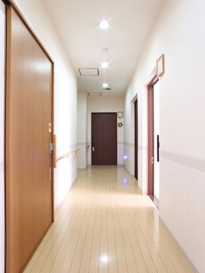 モダンで清潔感のある廊下