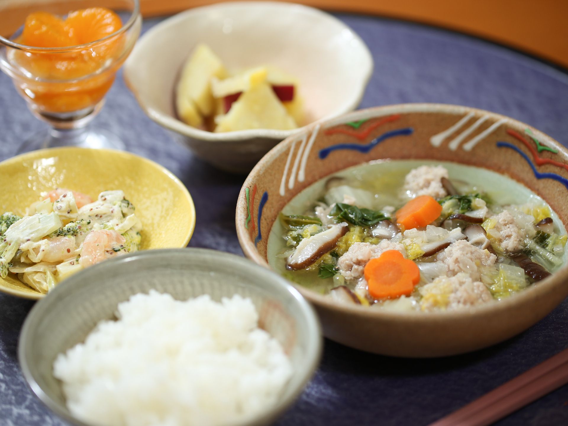 シイタケやにんじんが入った鶏肉の煮物がメインの食事