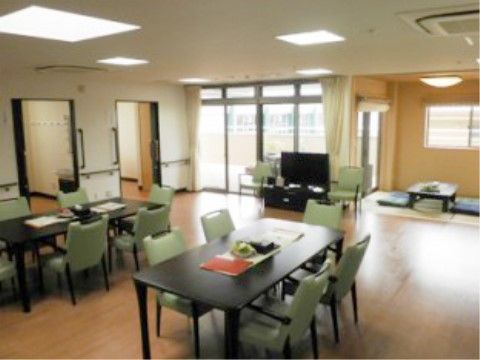 床がフローリングの広々とした空間である。机が余裕をもって並べられている。奥には畳が敷かれているスペースがある。