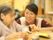おやつタイムは入居者様が楽しみにしていることの一つである。入居者様同士で会話を楽しんだり、職員とお話しされたり、リラックスした時間が流れる。