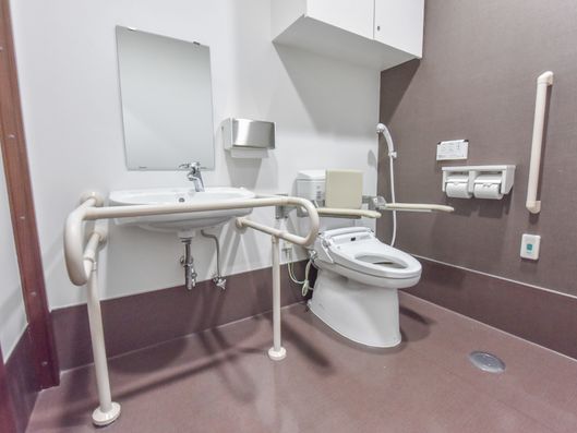 車椅子で利用できる清潔感のあるトイレ