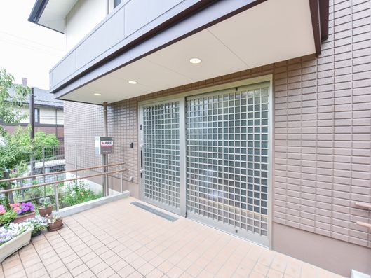 ステンレスの格子のあるエントランスドア