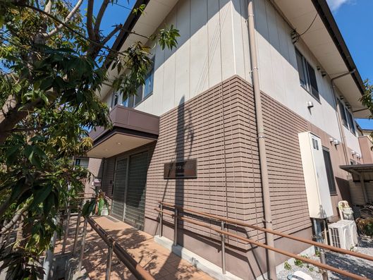 玄関脇のスロープ