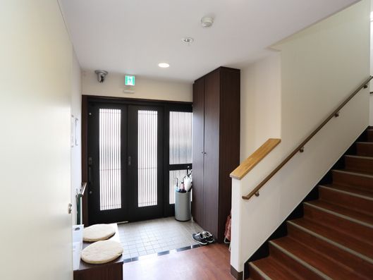 モダンな雰囲気と、利便性を兼ね備えた玄関