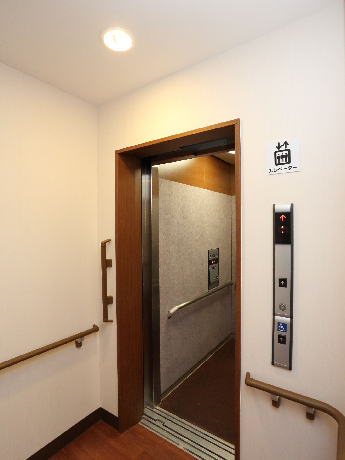 エレベーター内部だけでなく、エレベーターホールにも数多くの手すりを設置。使う人の安全と利便性を高めている。