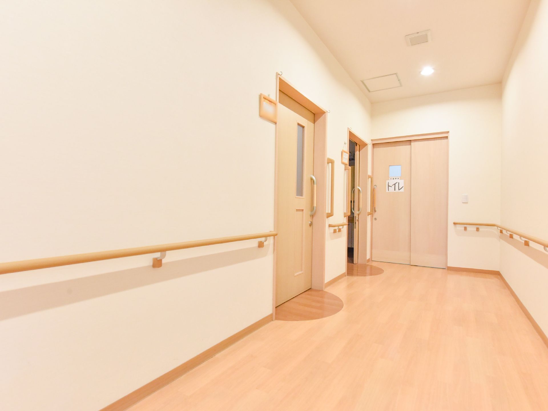 トイレまでの廊下には手すりが設けられており、転倒防止が図られている。何かつかまるものが欲しい時にも安心。"