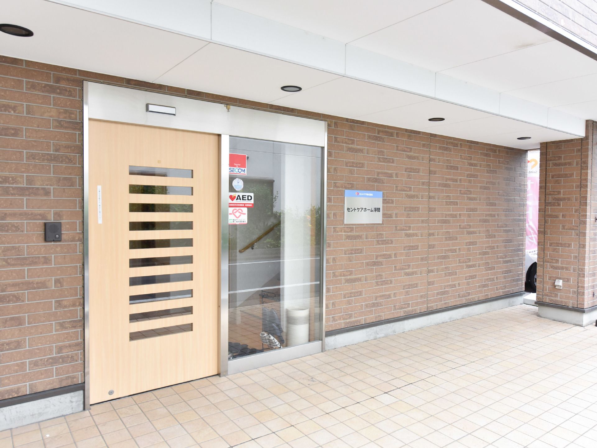 玄関ドアの上には、明かりが複数設置されている。夜の外出時や、戻った時にも手元や足元が照らされており、安心。