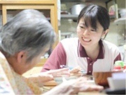 介護ケアをする介護職員
