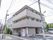 落ち着いた街並みに溶け込む、シックでモダンな雰囲気が特徴の3階建て。施設名は遠目からでもわかりやすく表示されている。