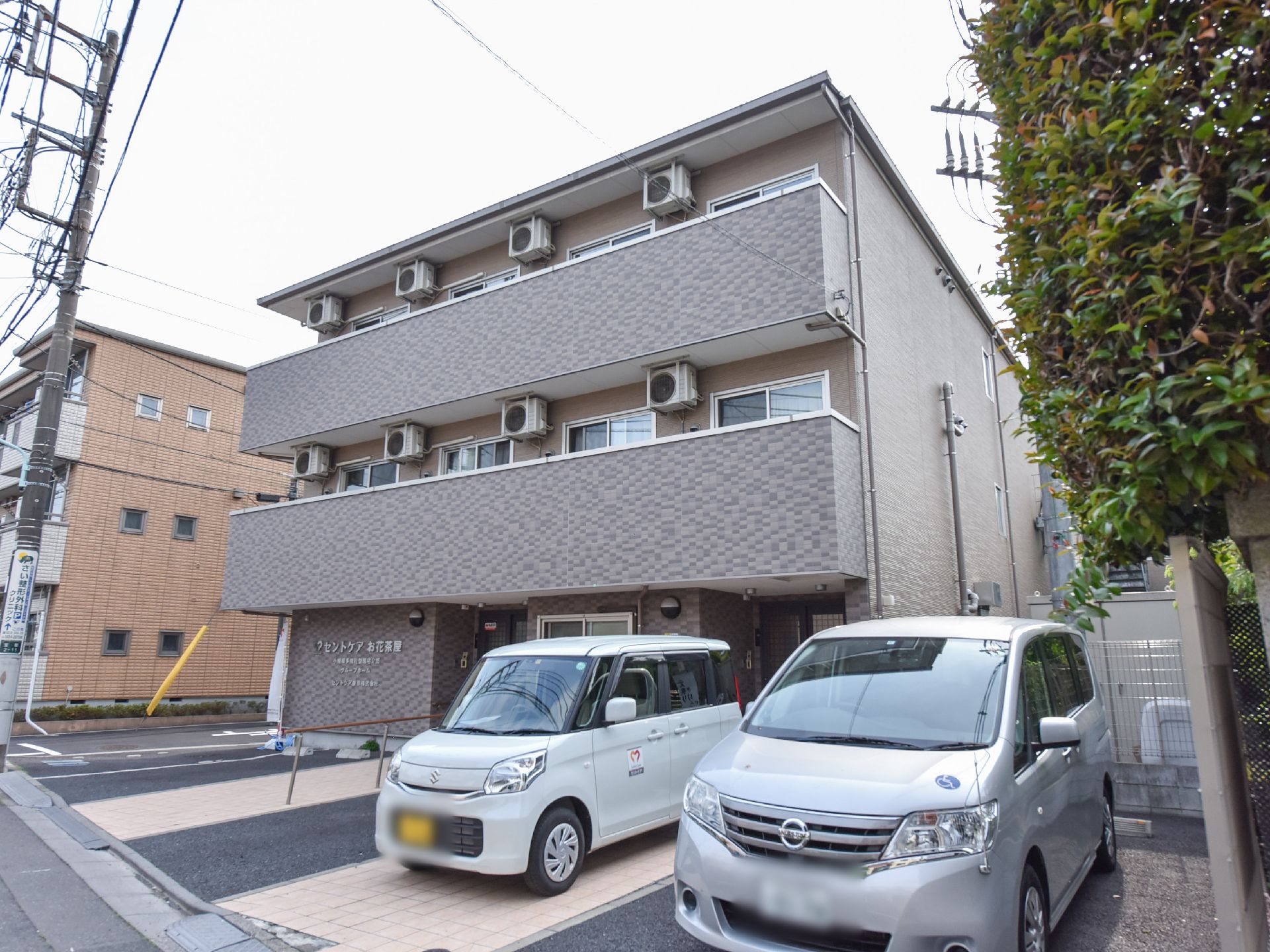 道と施設の敷地の間にある段差を埋めた部分を作り、徒歩や車での外出がスムーズにできるよう工夫している。