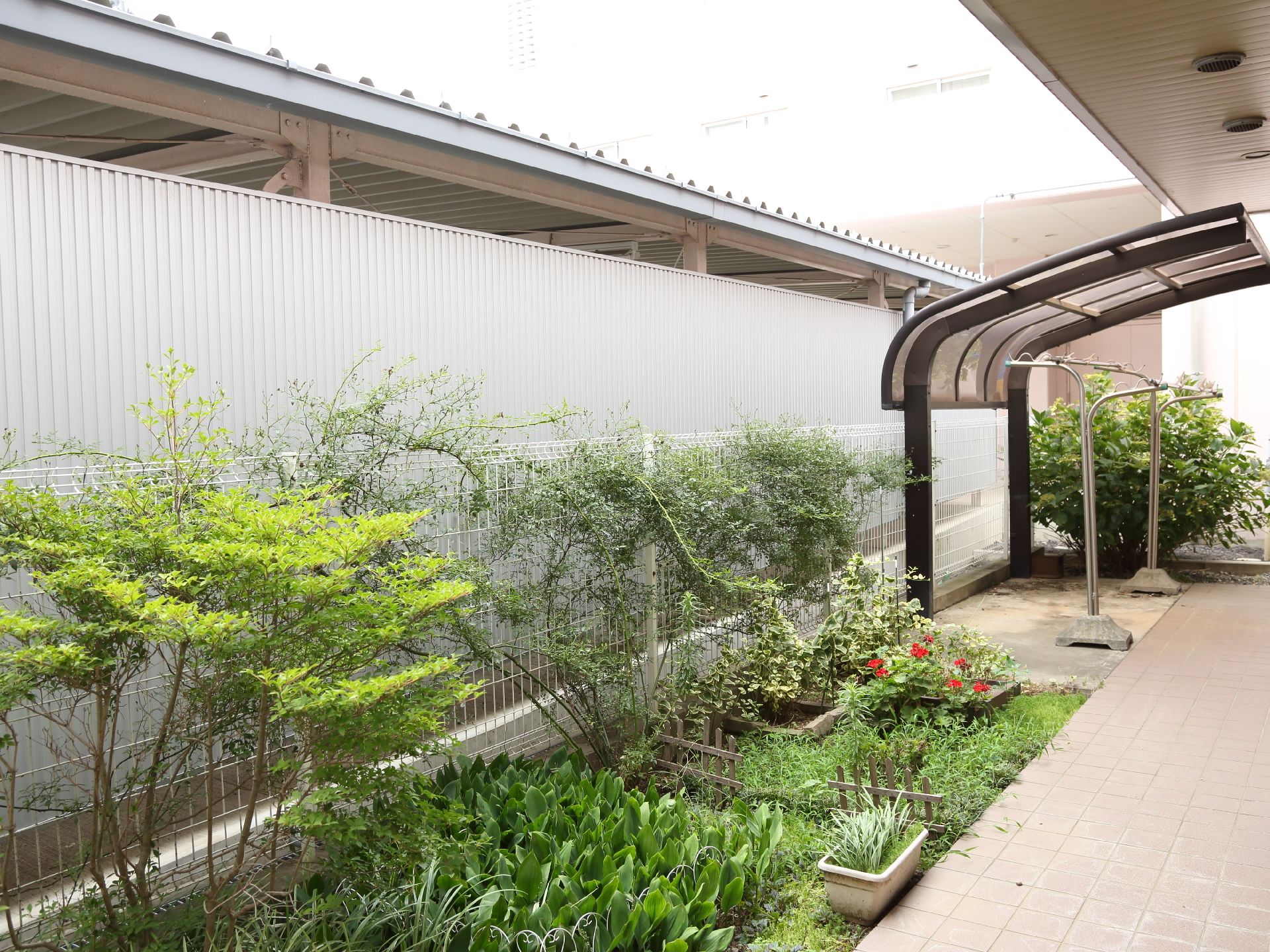 1階の外側に、ひさしが大きく張り出している。洗濯物干し場の上にも屋根があり、あらゆる場所が雨に濡れない工夫がされている。