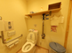 バリアフリーのトイレ設備が完備された空間