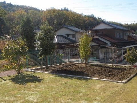 施設内には畑もあり、お花やお野菜などを育てられる。季節の変わり目を栽培を通じて実感し、楽しむこともできる。