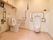 トイレに温水洗浄便座と男性用小便器の2種類が設置されており、両者の間はやや離れた位置関係となっている。