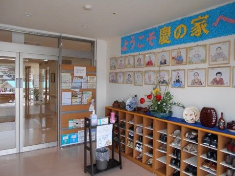 住宅型有料老人ホーム 慶の家のエントランス。装飾が施された明るいエントランスは来訪者様も入りやすいあたたかな雰囲気です。
