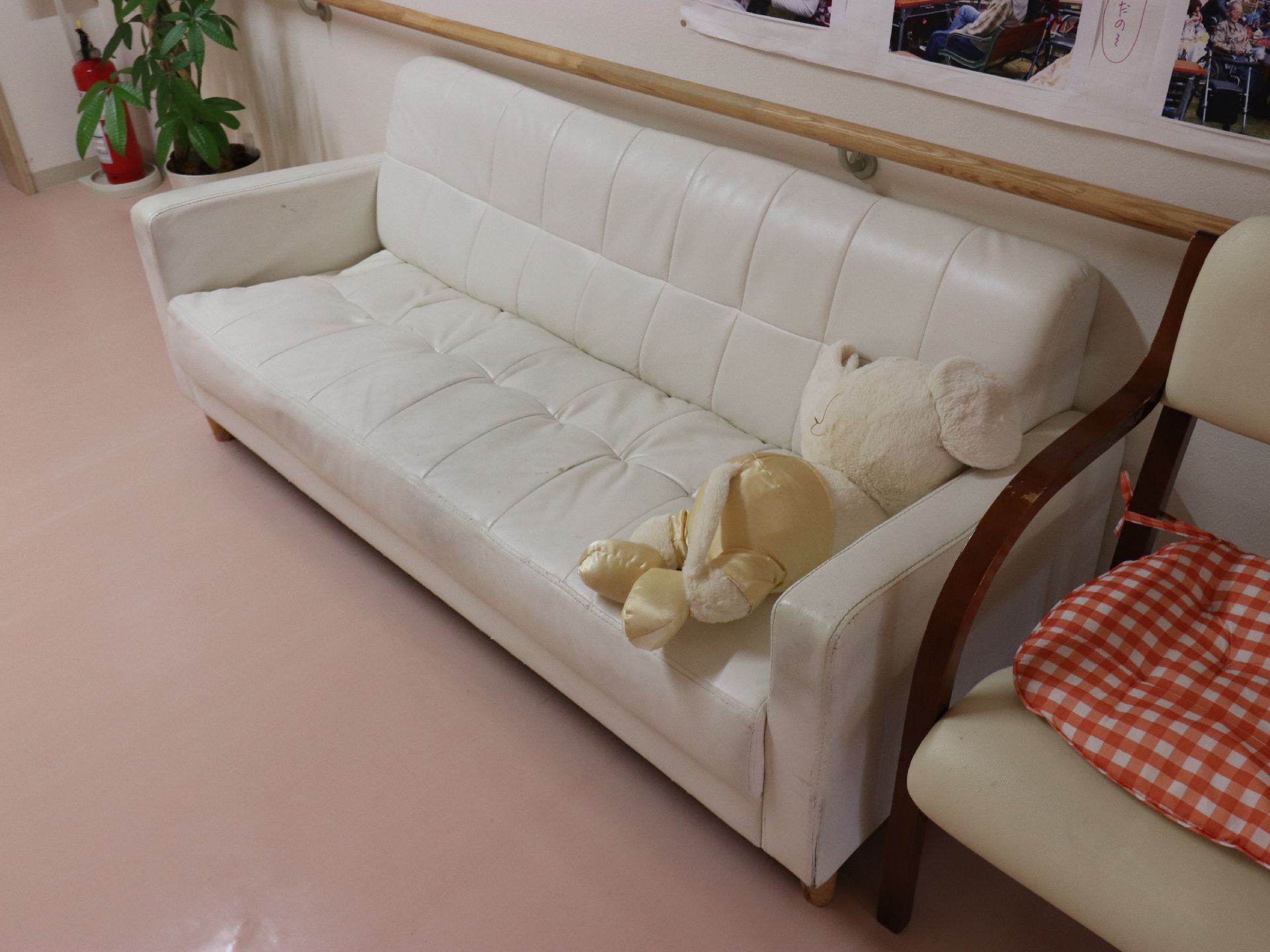 廊下の一部に、白い大きなソファが置いてある。入居者様はおしゃべりしたり、ちょっとした休憩などに利用出来る。